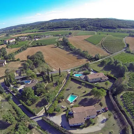 Vignes With Hébergement de vacances Saint-Césaire-de-Gauzignan